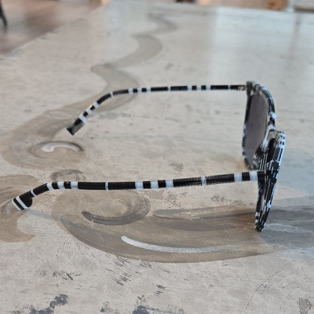 Burberry Black and White Checkered Eyewear - Picture 7 of 15